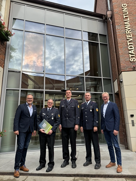 (v. l.) Bürgermeister Helmut Knurbein gratulierte Kai Nogatz im Beisein von Stadtbrandmeister Christian Müller, Hans Többe, ebenfalls stellvertretender Stadtbrandmeister, und Wilhelm Berling, Fachbereichsleiter Öffentliche Ordnung. © Stadt Meppen